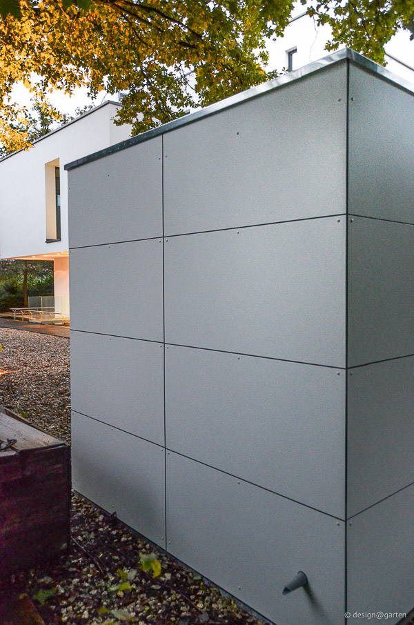 Linee pulite in giardino: la moderna casetta per attrezzi progettata da architetti